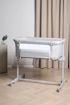 Børn Beemoo CARE 2-i-1 Bedside Crib & Kravlegård, Light Grey