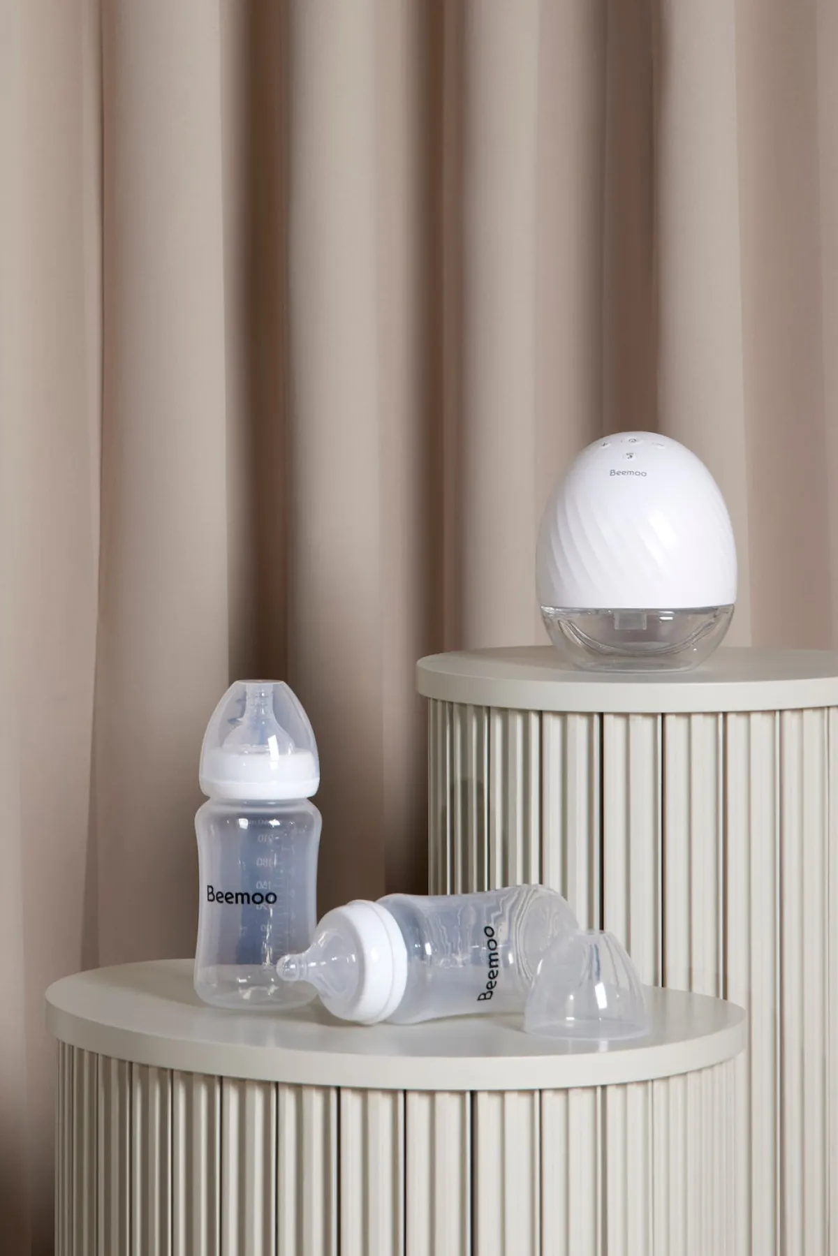 Beemoo Amning-CARE Wearable Elektrisk Brystpumpe Single inkl. Modermælksflaske 240 ml 2-pak