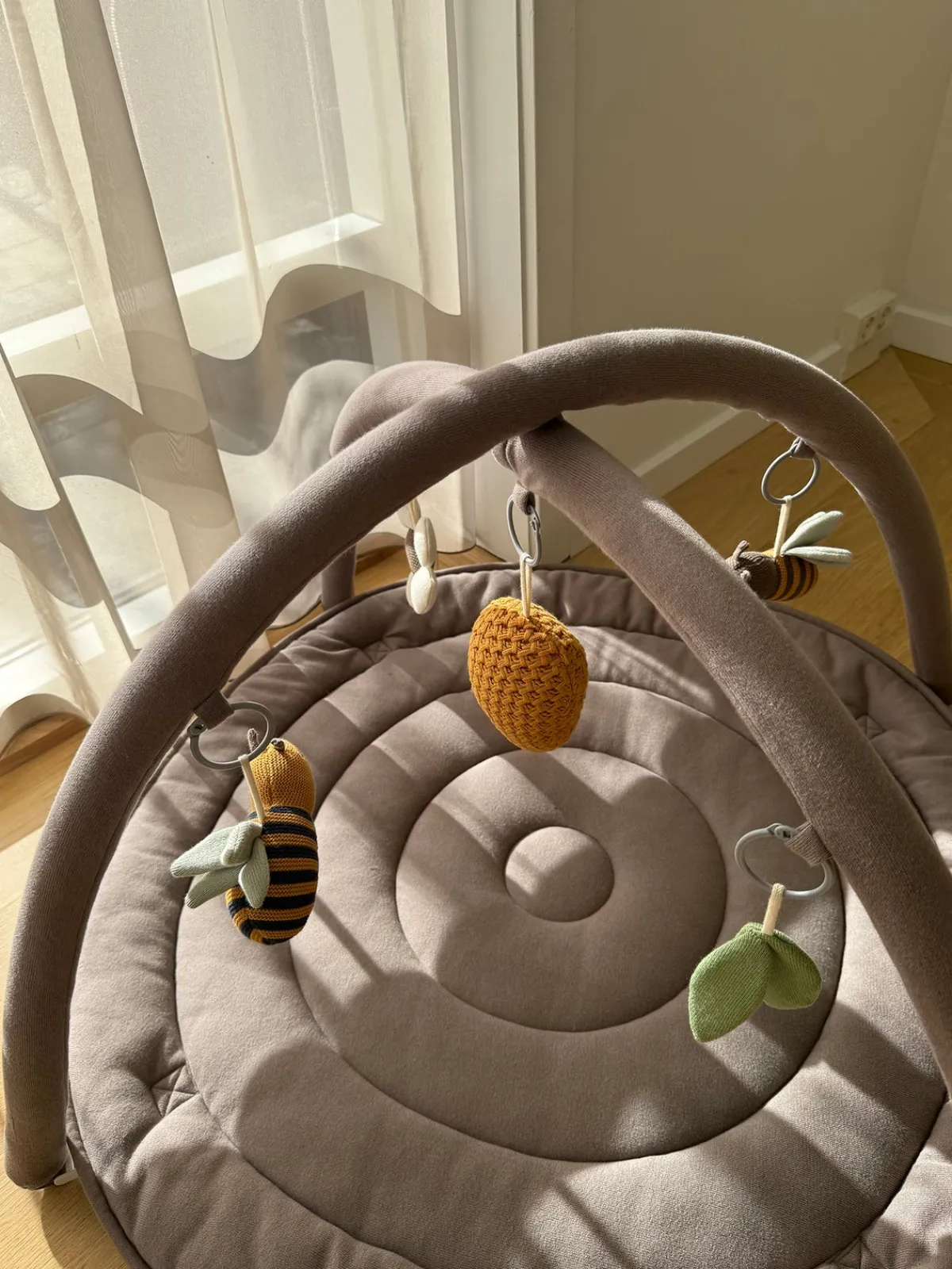 Babylegetøj|VanillaCopenhagen Vanilla Copenhagen Honeybee Aktivitetstæppe, Wood